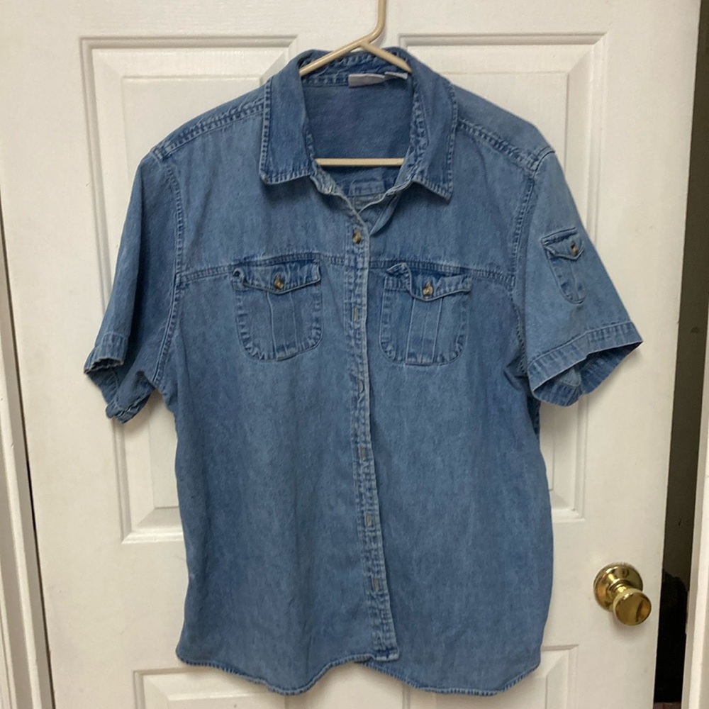 3 /$20… bundle and save
Cute button down jean shirt size 24w